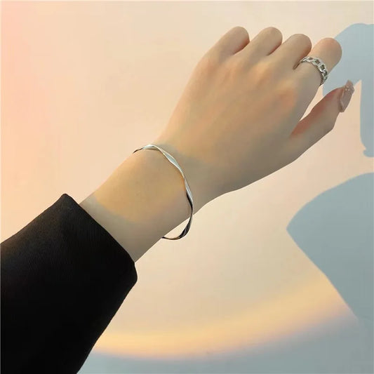 Srebrna Talasasta Narukvica – Elegantni Cuff Dizajn